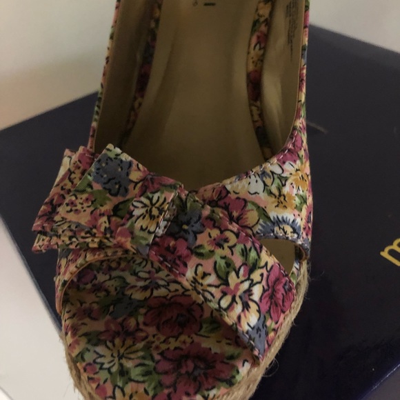 Steve Madden floral wedges size 7.5 - Picture 2 of 4